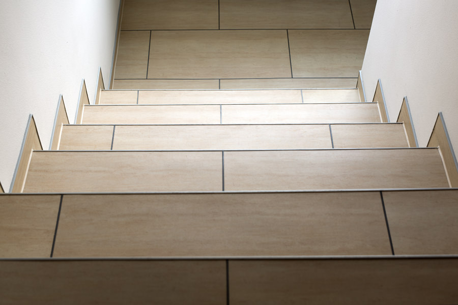 Wohnhaus - auf die Treppenstufen wurden Vinyl Designplanken in Steinoptik verlegt