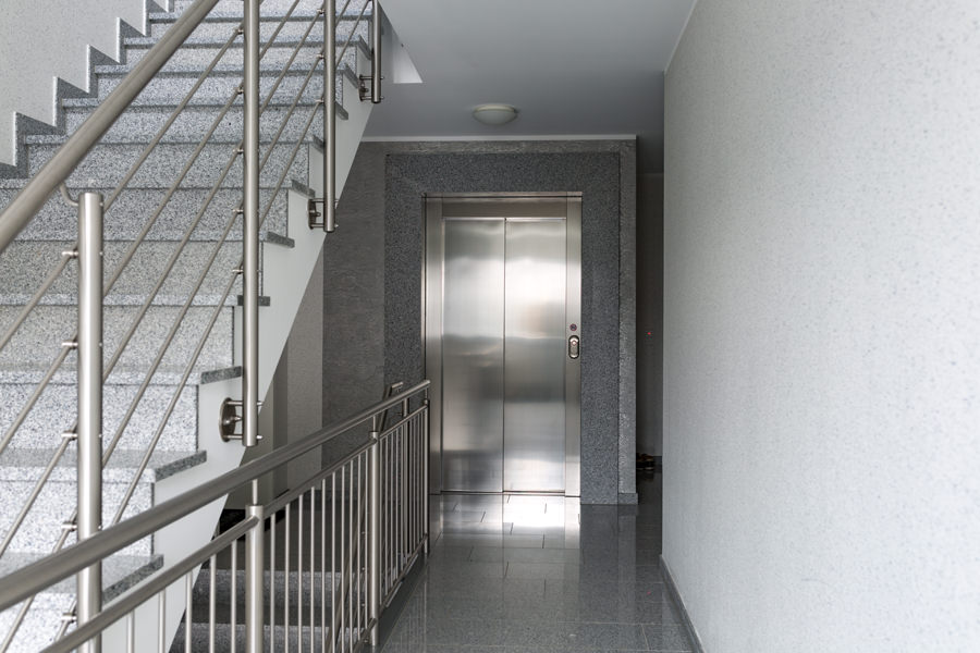 Treppenhaus - Wände mit Capafloc Vario System und Eigenkreation Arte Metallico interior