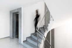 Treppenhaus - Gestaltung von Akzentflächen mit der Spachteltechnik Pandomo Wall in grau